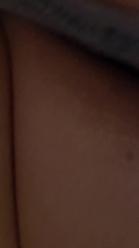 Elle Se Détend Et Jouit Sur Ses Fesses Parfaites