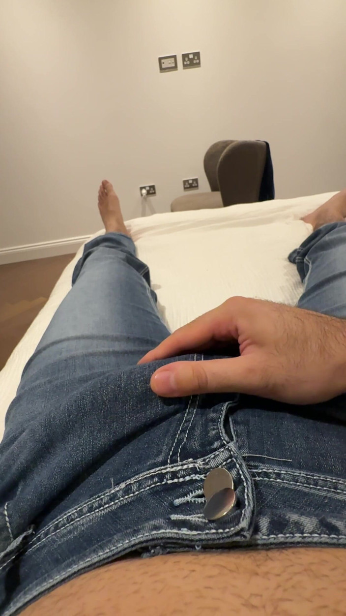 Cock in Jeans: VEDERE LA PERSOANA 1 - Masturbare solo în blugi albaștri - ejaculare în Fleshlight