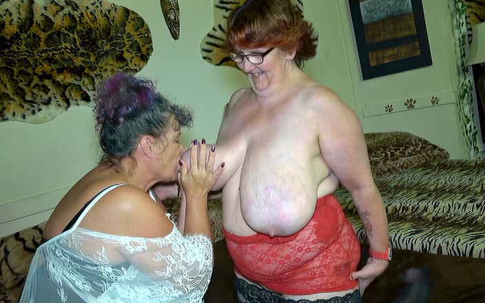 Kims amateurs: これらの年配の女性の巨大で自然なぶら下がっている40hhの胸を目撃してください