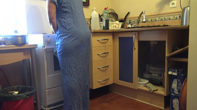 Souzan Halabi: Mısırlı evli kadın kocası işteyken üvey oğlu tarafından sikiliyor