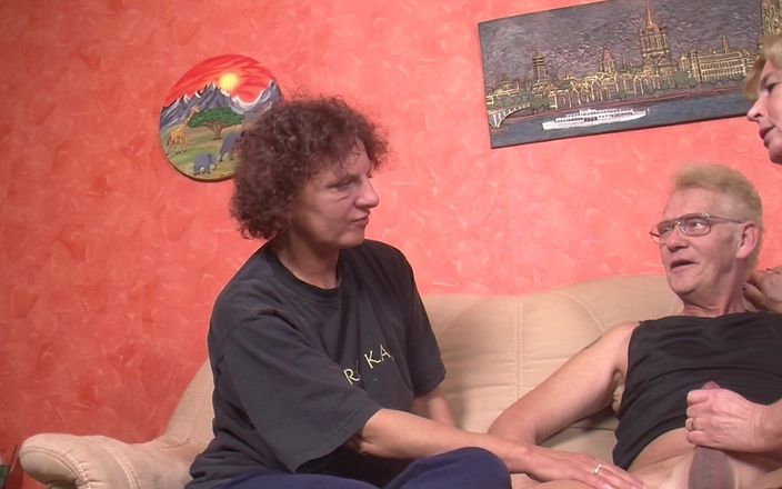 Deutsche Fickaffairen: Napalone niemieckie babcie mają trójkąt ze swoim nowym 80-letnim sąsiadem
