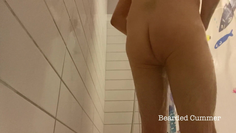 Beardedcummer: Mira a papi oso tomando una ducha caliente y jo...