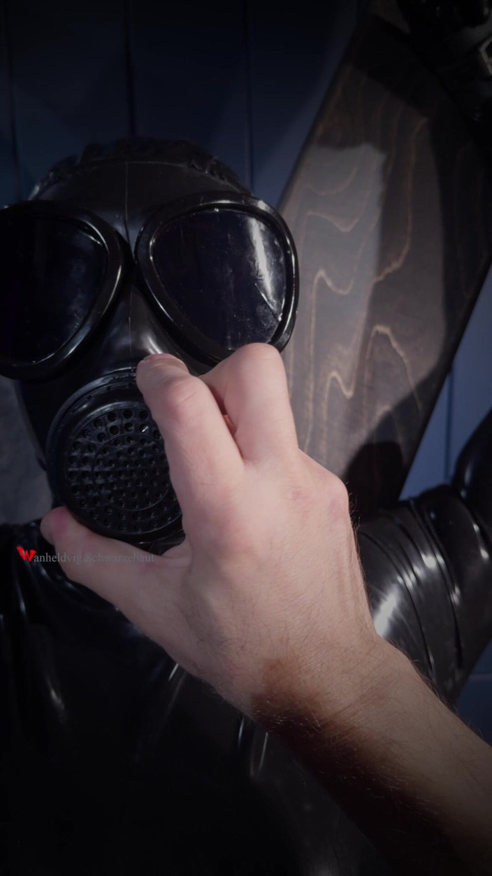 Wanheldvig: Sessie Ricky in gasmasker latexpak, seksmachine, kwijlen en volledige fixatie