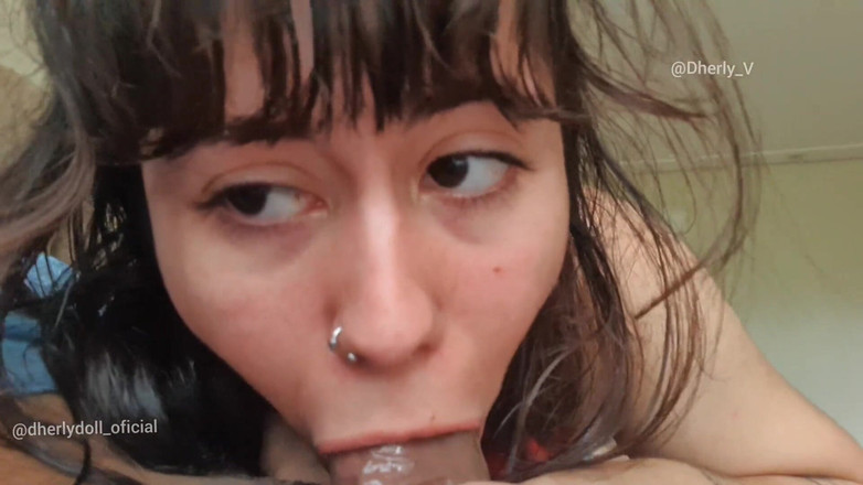 DherlyDoll: Mulutku dientot dengan lembut sama kontol besar, cewek amatir ini...
