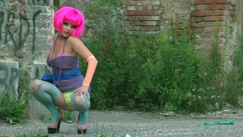 Public Entertainment: Ragazza sexy con i capelli colorati adora stuzzicarsi con il...