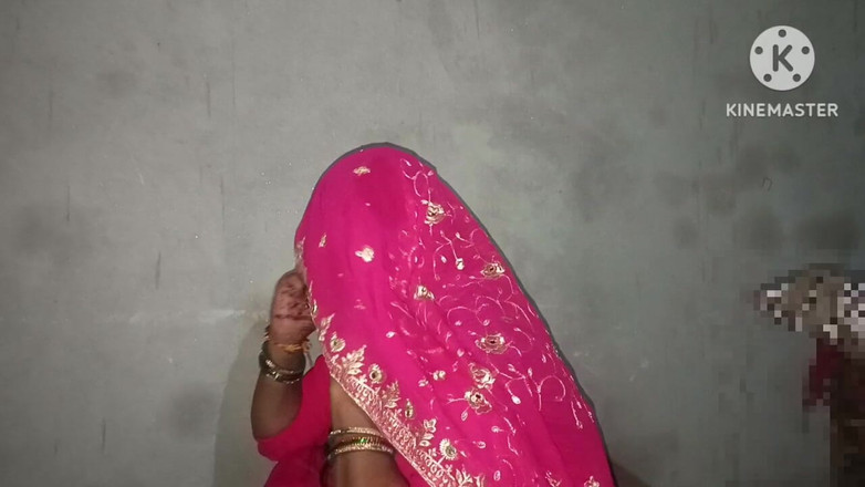 Nisha kajal: 집에서 혼자 있는 18살 이웃의 소녀가 가서 힌디어 오디오로 섹스를 시작했습니다.