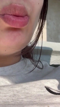 La ragazza gigantessa trova un piccolo uomo nella sua borsa di patatine fritte e è sorpresa, ma mangia il piccolo