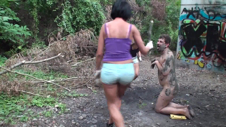Foot Girls: Threesome pet play