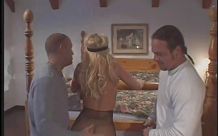 Fuck me Hard: Tante seksi rambut pirang lagi asik nyepong dan ngentot sama...