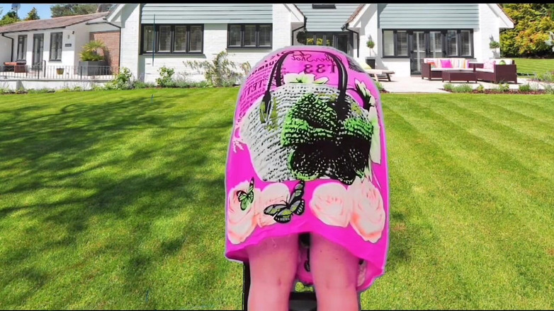 Kitty_Cross: Exterior. Dansatoare sexy cosplayer transsexuală