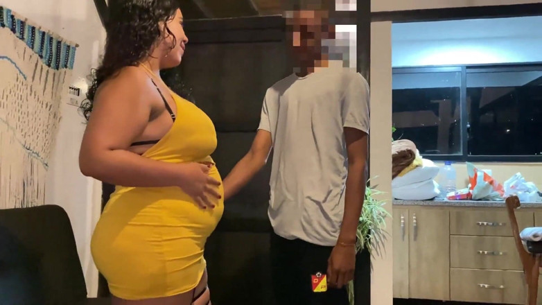 Xara Rouxxx: Mama vitregă a iubitului meu are parte de sex în trei...