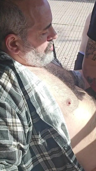 Drie beren neuken zonder condoom tijdens het cruisen (met Viktor Karmen) deel 1