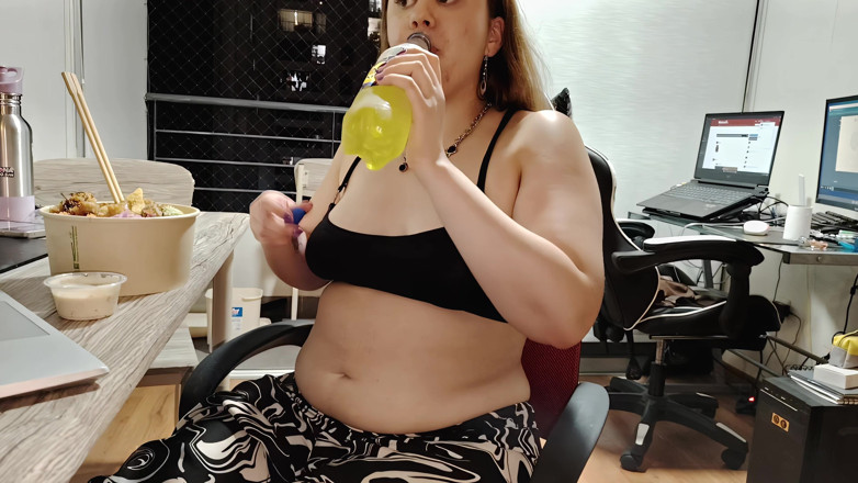 Nicole Passat: Nicole's Massive Takeout Stuffing - tachinare cu burtă și cur
