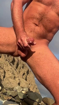 Tim Blesh su una spiaggia nudista si arrapa.