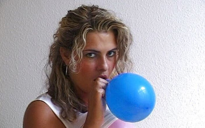 German Classic Porn videos: Entraînement à la pipe pour une belle blonde