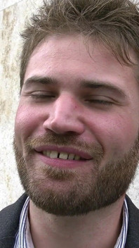 Heteroseksüel adam takma yaraklı sarışın genç erkek avcısı tarafından sikiliyor 5804 2