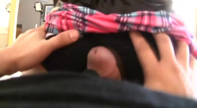 Femdom Austria: Brunette tiener pleziert de pik van haar vriendje