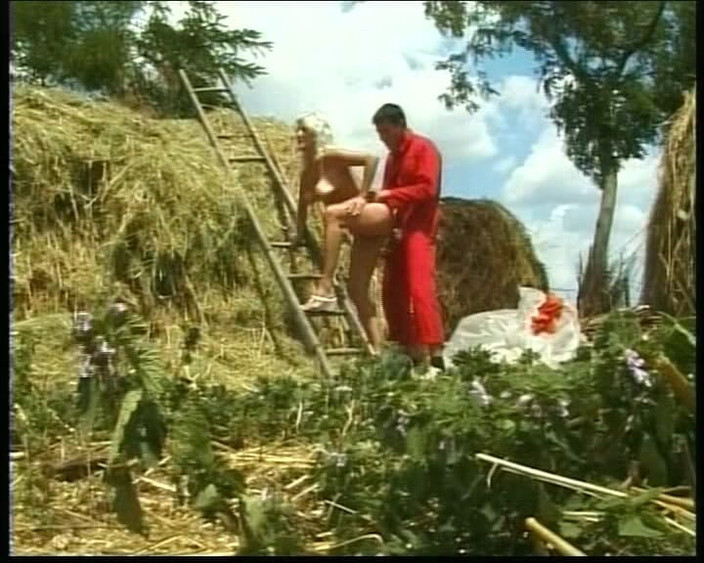 Busty German Sluts: Si matang blondie dari Jerman ini dikongkek di ladang