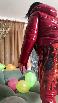 Umilire cu balon cu milf roșcată cu downjacket. Erecție eșuată, călărire cu vibrator mare și popping