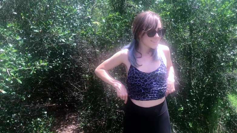 kactus kutie: Une fille avec des nattes fait pipi dans la forêt