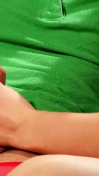 Nadržená hubená teenagerka Viky je svedena nevlastním otcem a ošukaná do zadku