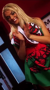 Peitudas putas Stacey Saran e Kiesha Kane compartilham cargas em um trio de lingerie raunchy