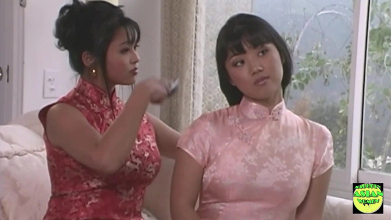Naughty Asian Women: Азиатская девушка наблюдает в неверии, как она получает два больших члена в межрасовом тройничке