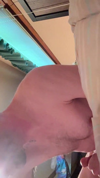 침대에서 찢어진 복근의 측면 보기, 더러운 말 대물이지만