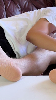 คําสั่งของนาย: เท้าของนิโคลัส ขนาด 45 อยู่ในความดูแลของทาส