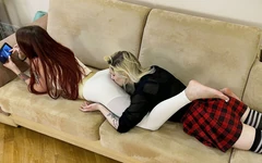 女主人无视她的屁股被奴隶女孩亲吻时，因为这是一个日常练习
