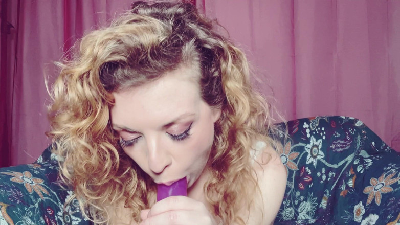 Bunnie Stevens: Gola profonda con il mio dildo nella mia caminta da...