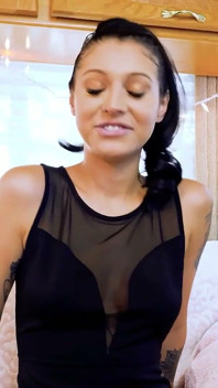 Raven Lane rondborstige geïnkte brunette auditie solo speelt intense hitte om klaar te komen