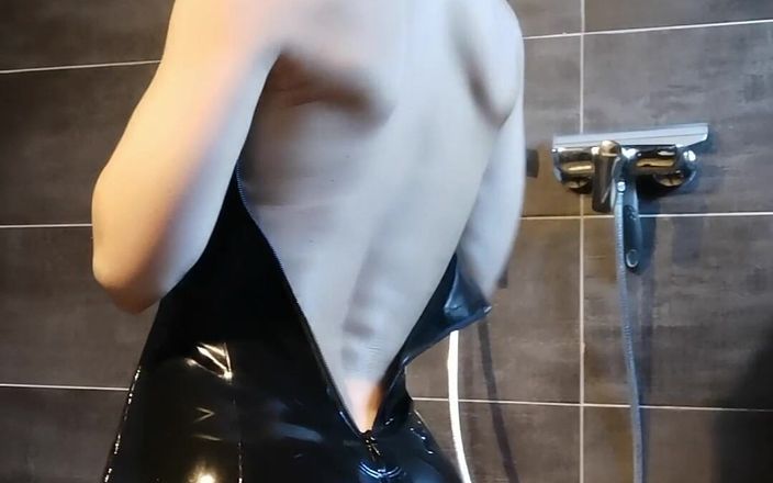 Miss Flora: Latex dusch striptease