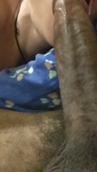 Teen bionda magra succhia un grosso cazzo venoso