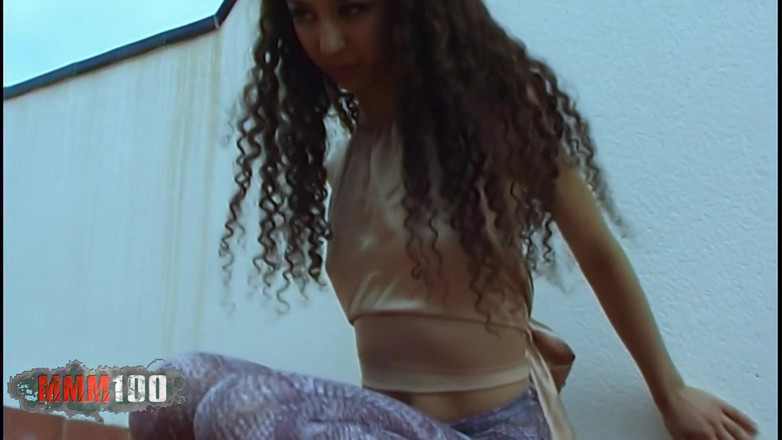 MMM100: Safia Pěkná malá arabská brunetka Safia dělá sexy striptýz