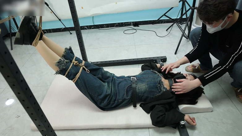 Asian bondage: Моя девушка была привязана к железной раме, босые ноги подвешены и щекотали