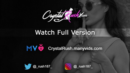 Crystal Rush: Prsatá brunetka si prstí mokrou kundičku a sperma ve sprše