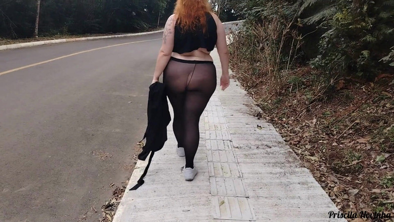 Priscila: Ma belle-mère dans un pantalon transparent sans culotte s’exhibe dans...