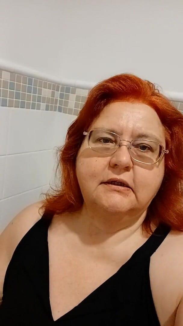 BBW nurse Vicki adventures with friends: Spójrz na moją nową fryzurę i kolor włosów