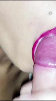 牛奶与红色唇膏