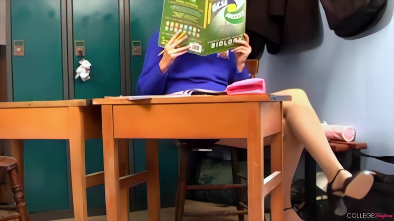 College Uniform: ヘイリー・マリーをフィーチャーした研究