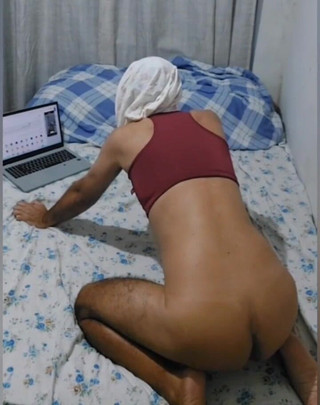 Ladysilvas: Ladysilva au lit nue fait une webcam montre quel cul...