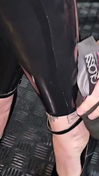 Brilhe até ver seu rosto - látex brilhando com Miss Demi Lux