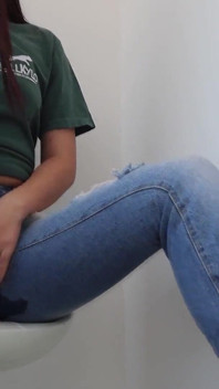 Bị nhốt với chiếc quần jean ướt át của tôi