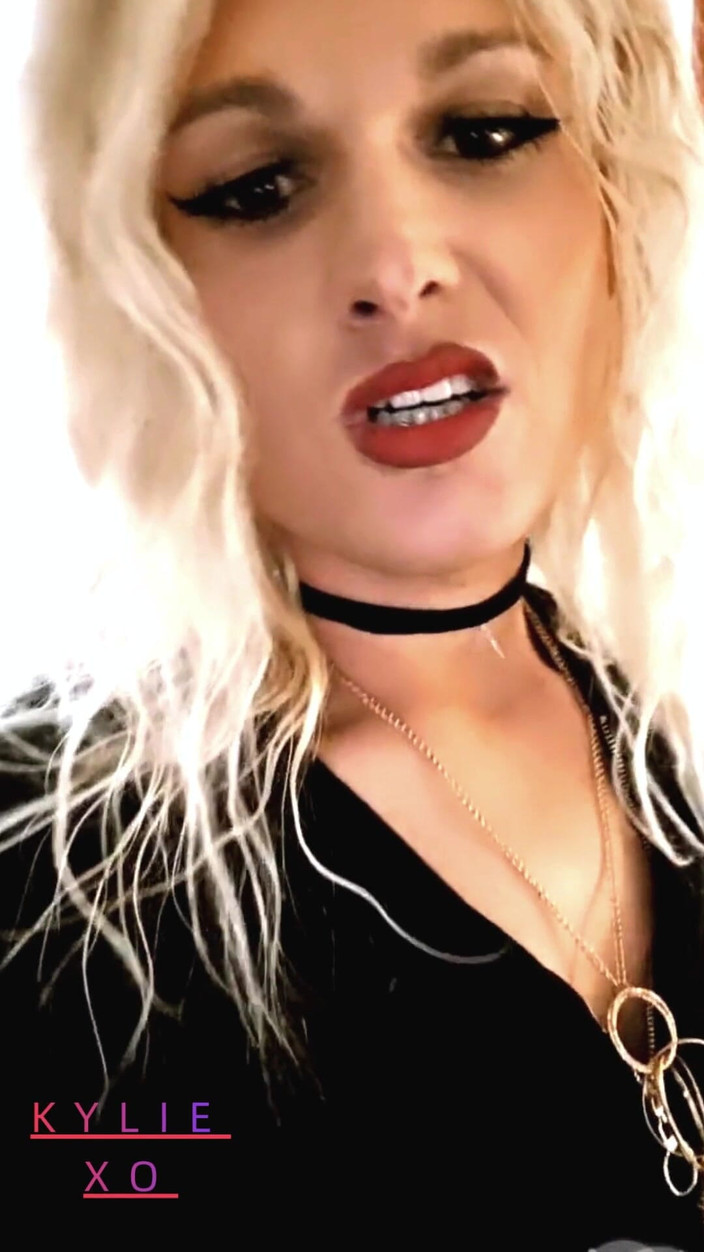 Darkfetish2k: Ella Está Fumando Esperando Tu Polla