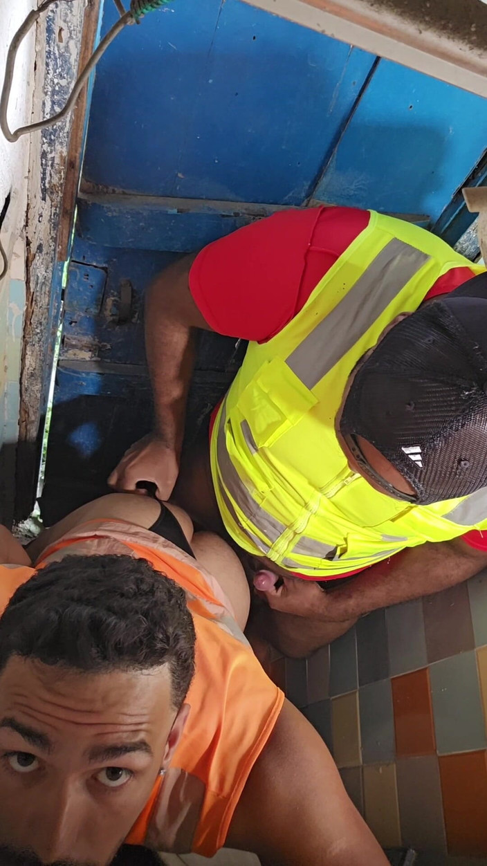 TheBlacKHunterr: 建筑的浴室变成了妓院