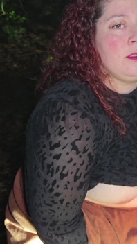 Vadia sendo fodida na floresta à noite