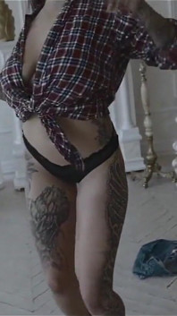 Plumpy tatuerad MILF dansar striptease