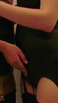 Sexy maskovaná holka se baví se svou kamarádkou v koupelně