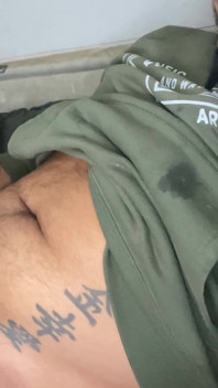 Zakar besar berjanggut melancap dan membogelkan dirinya dengan air mani
